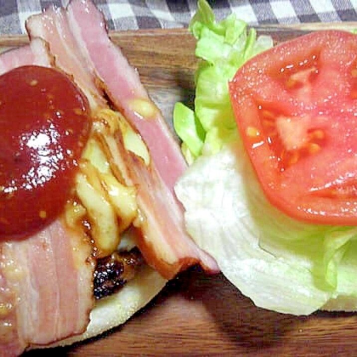 シャキシャキレタスとトマトのベーコンチーズバーガー